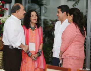 Daniel y Rosario se reúnen con presidente de Honduras