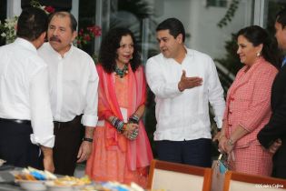 Daniel y Rosario se reúnen con presidente de Honduras