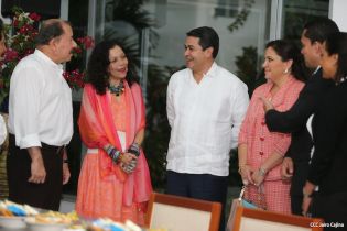 Daniel y Rosario se reúnen con presidente de Honduras