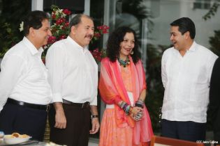 Daniel y Rosario se reúnen con presidente de Honduras