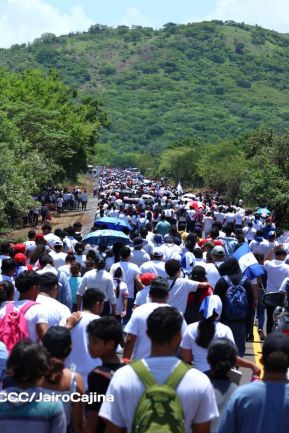 Caminata rumbo a la Hacienda San Jacinto para celebrar las batallas por la soberanía e independencia