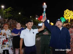 Comandante Daniel y Compañera Rosario reciben Antorcha de la Libertad Centroamericana