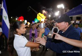 Comandante Daniel y Compañera Rosario reciben Antorcha de la Libertad Centroamericana