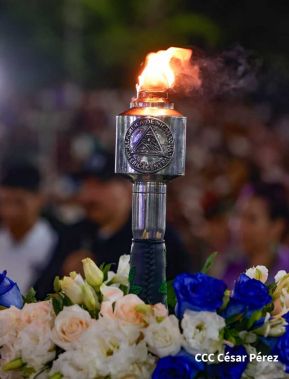 Comandante Daniel y Compañera Rosario reciben Antorcha de la Libertad Centroamericana