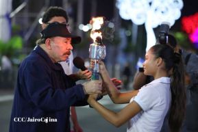 Comandante Daniel y Compañera Rosario reciben Antorcha de la Libertad Centroamericana