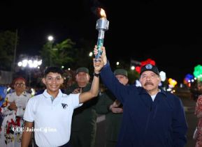 Comandante Daniel y Compañera Rosario reciben Antorcha de la Libertad Centroamericana