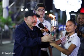 Comandante Daniel y Compañera Rosario reciben Antorcha de la Libertad Centroamericana