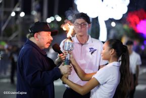 Comandante Daniel y Compañera Rosario reciben Antorcha de la Libertad Centroamericana
