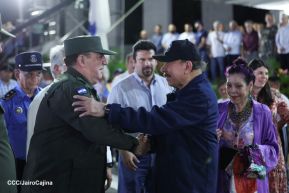Comandante Daniel y Compañera Rosario reciben Antorcha de la Libertad Centroamericana