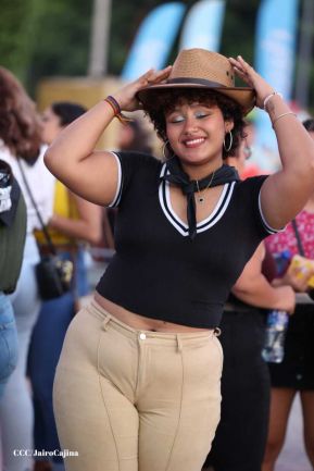 Carín León en concierto en el Estadio Soberanía