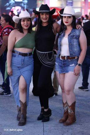 Carín León en concierto en el Estadio Soberanía