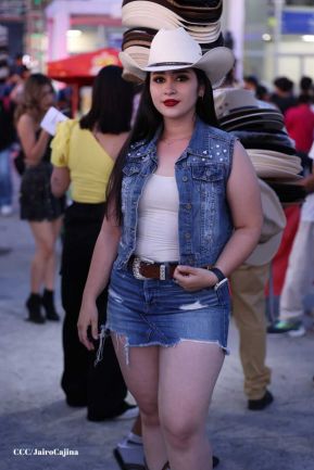 Carín León en concierto en el Estadio Soberanía