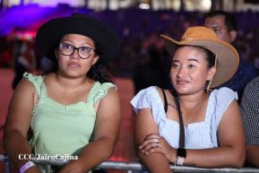 Carín León en concierto en el Estadio Soberanía