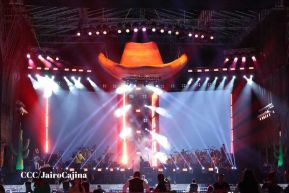 Carín León en concierto en el Estadio Soberanía