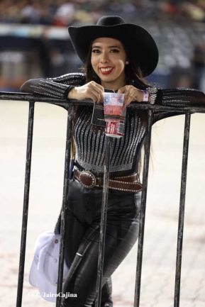 Carín León en concierto en el Estadio Soberanía