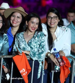 Carín León en concierto en el Estadio Soberanía