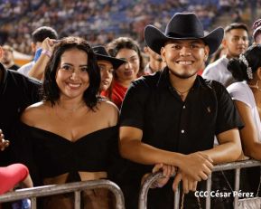 Carín León en concierto en el Estadio Soberanía