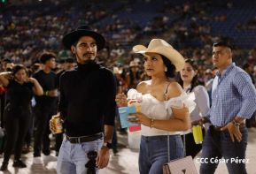 Carín León en concierto en el Estadio Soberanía
