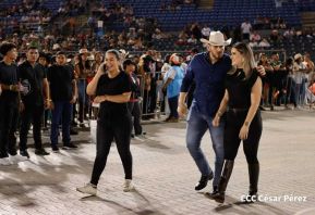 Carín León en concierto en el Estadio Soberanía