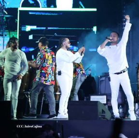 Carín León en concierto en el Estadio Soberanía
