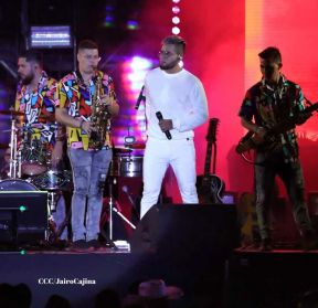 Carín León en concierto en el Estadio Soberanía