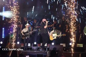 Carín León en concierto en el Estadio Soberanía