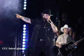 Carín León en concierto en el Estadio Soberanía