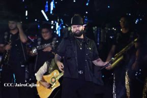 Carín León en concierto en el Estadio Soberanía