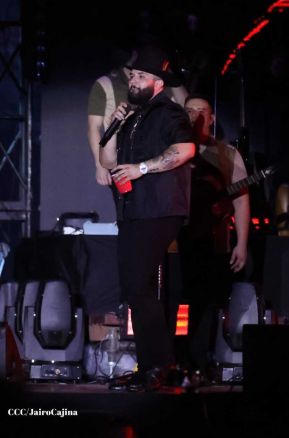 Carín León en concierto en el Estadio Soberanía