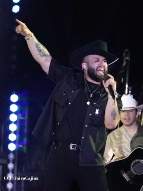Carín León en concierto en el Estadio Soberanía