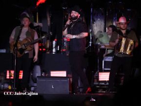 Carín León en concierto en el Estadio Soberanía