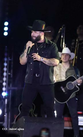 Carín León en concierto en el Estadio Soberanía