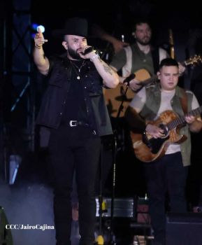 Carín León en concierto en el Estadio Soberanía