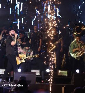 Carín León en concierto en el Estadio Soberanía