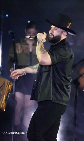 Carín León en concierto en el Estadio Soberanía
