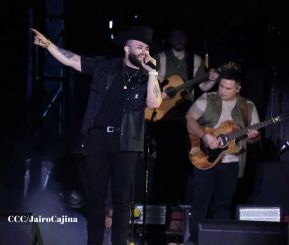 Carín León en concierto en el Estadio Soberanía
