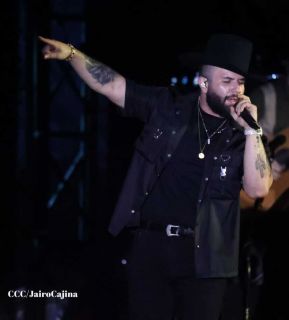 Carín León en concierto en el Estadio Soberanía