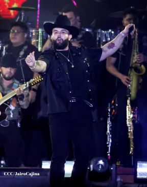 Carín León en concierto en el Estadio Soberanía