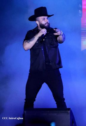 Carín León en concierto en el Estadio Soberanía