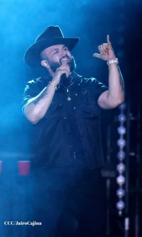 Carín León en concierto en el Estadio Soberanía