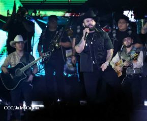 Carín León en concierto en el Estadio Soberanía