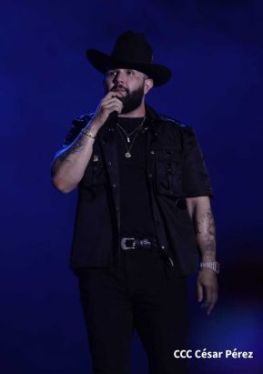 Carín León en concierto en el Estadio Soberanía