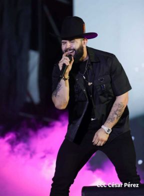 Carín León en concierto en el Estadio Soberanía