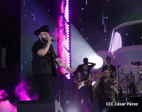 Carín León en concierto en el Estadio Soberanía