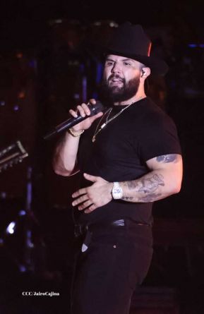 Carín León en concierto en el Estadio Soberanía