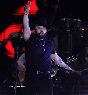 Carín León en concierto en el Estadio Soberanía