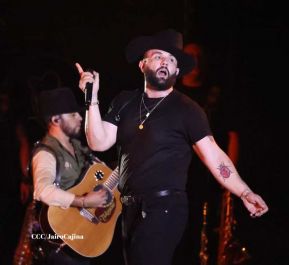 Carín León en concierto en el Estadio Soberanía