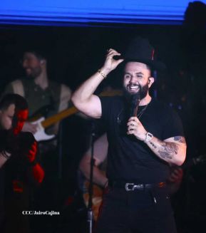 Carín León en concierto en el Estadio Soberanía