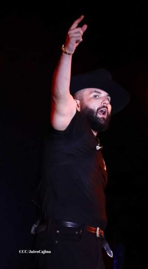 Carín León en concierto en el Estadio Soberanía