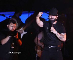 Carín León en concierto en el Estadio Soberanía